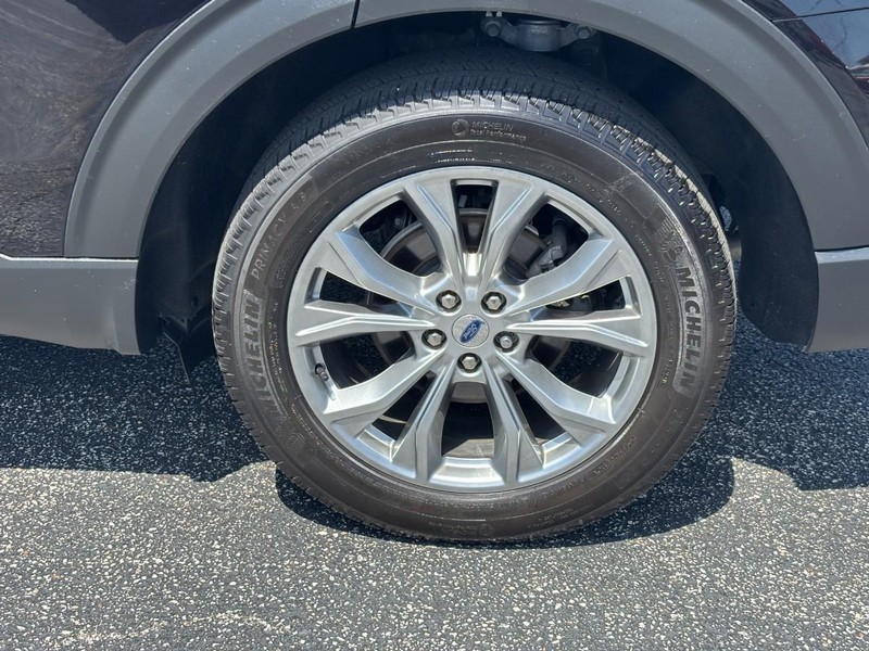 Ford Explorer Vehicle Full-screen Gallery Image 9