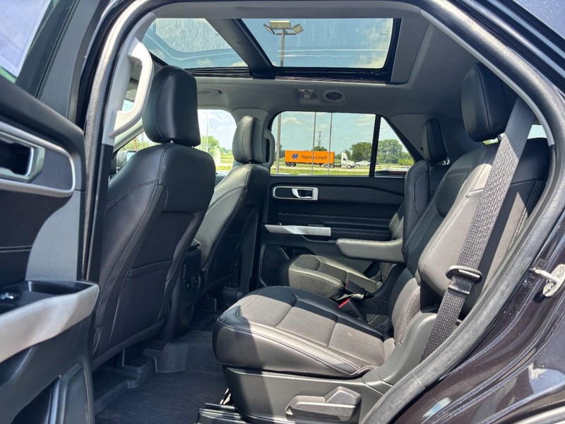 Ford Explorer Vehicle Full-screen Gallery Image 11