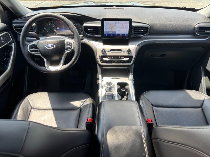 Ford Explorer Vehicle Full-screen Gallery Image 12