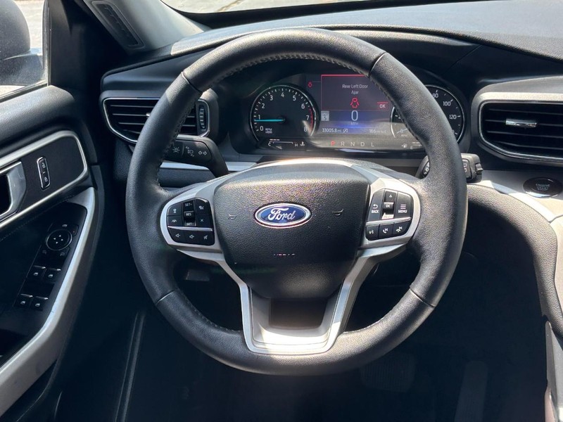 Ford Explorer Vehicle Full-screen Gallery Image 13