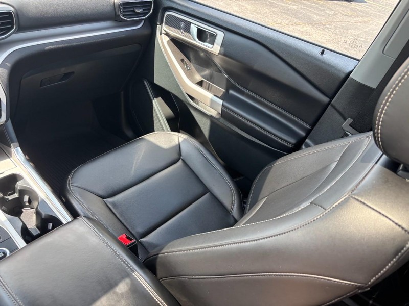 Ford Explorer Vehicle Full-screen Gallery Image 15