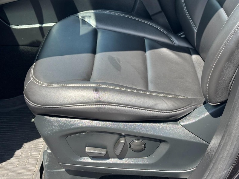 Ford Explorer Vehicle Full-screen Gallery Image 16