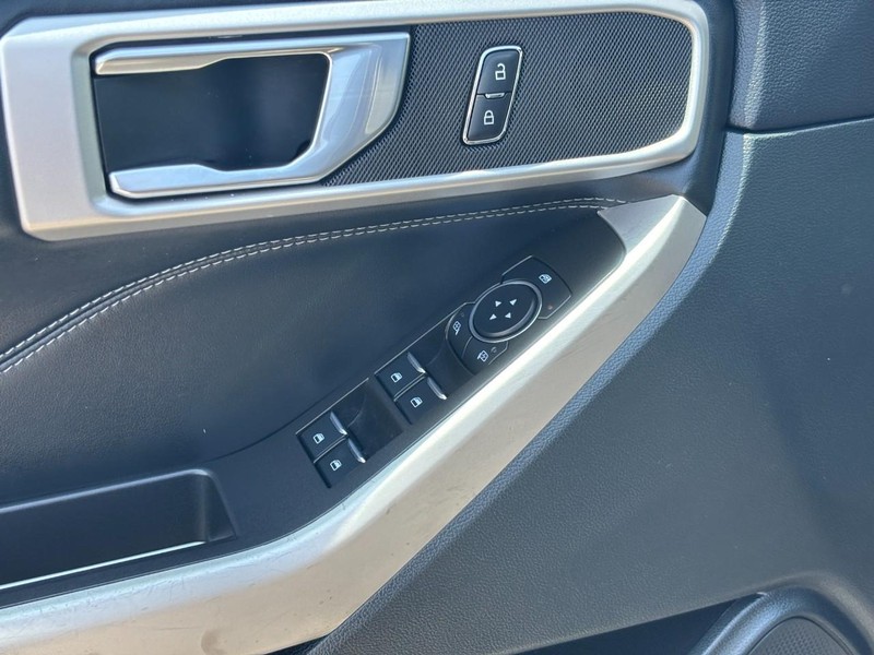 Ford Explorer Vehicle Full-screen Gallery Image 17