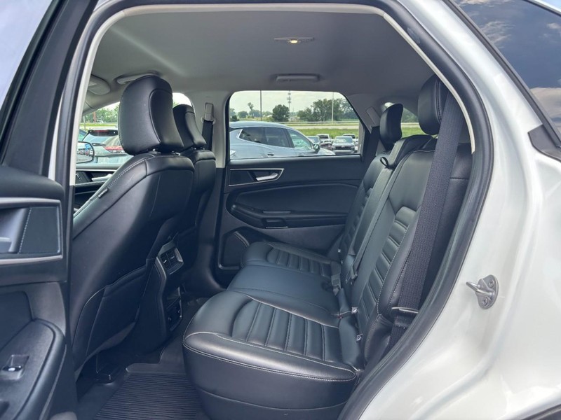 Ford Edge Vehicle Full-screen Gallery Image 10