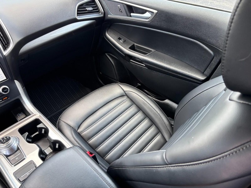 Ford Edge Vehicle Full-screen Gallery Image 14