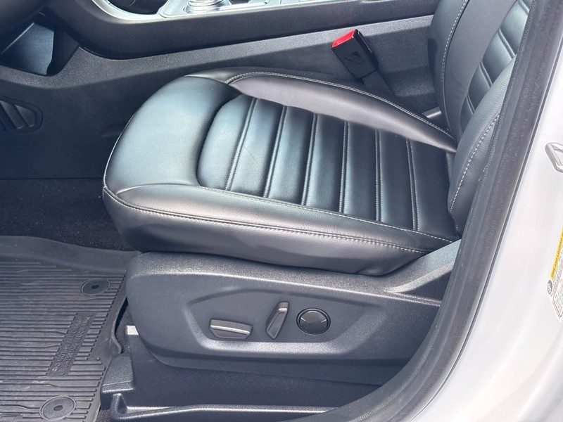 Ford Edge Vehicle Full-screen Gallery Image 15