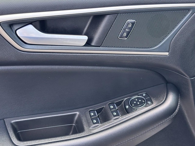 Ford Edge Vehicle Full-screen Gallery Image 16