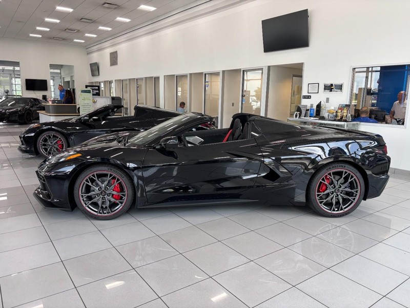 Chevrolet Corvette Vehicle Full-screen Gallery Image 2