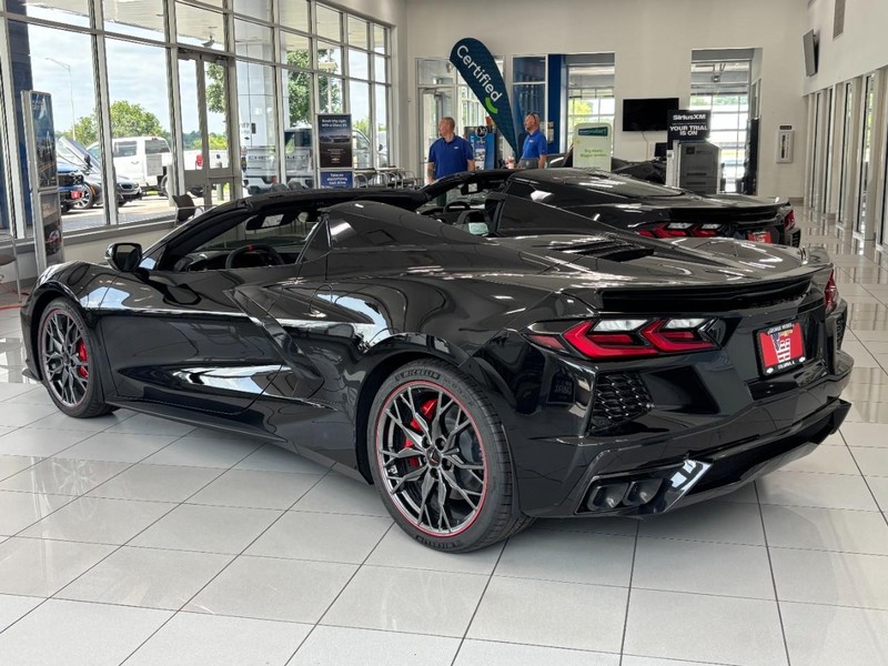 Chevrolet Corvette Vehicle Full-screen Gallery Image 3