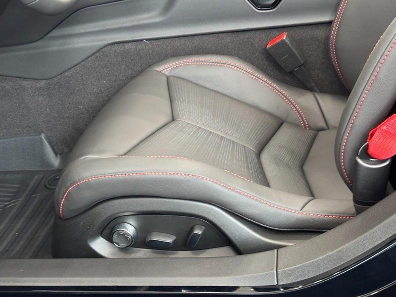 Chevrolet Corvette Vehicle Full-screen Gallery Image 8