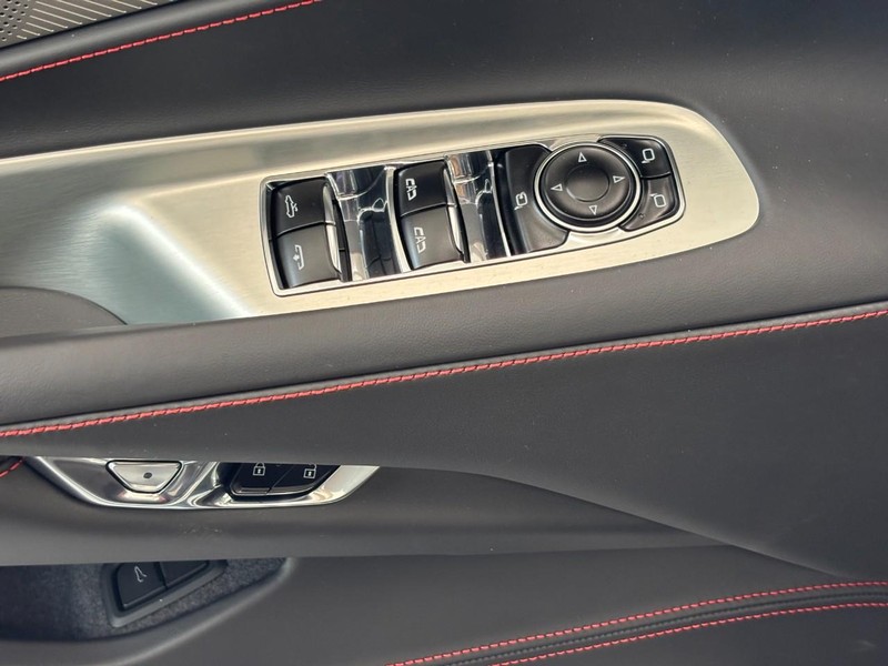 Chevrolet Corvette Vehicle Full-screen Gallery Image 9