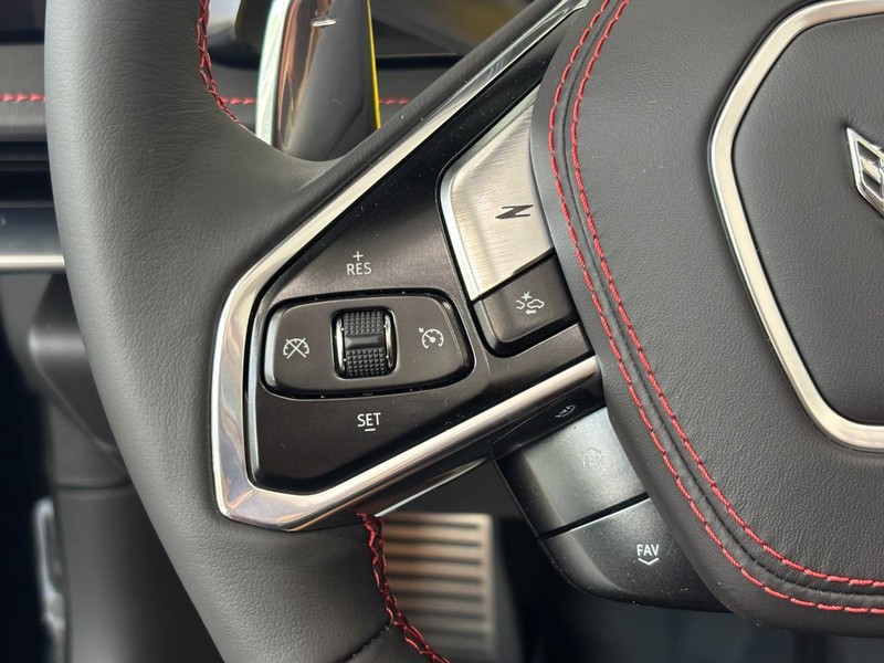 Chevrolet Corvette Vehicle Full-screen Gallery Image 10