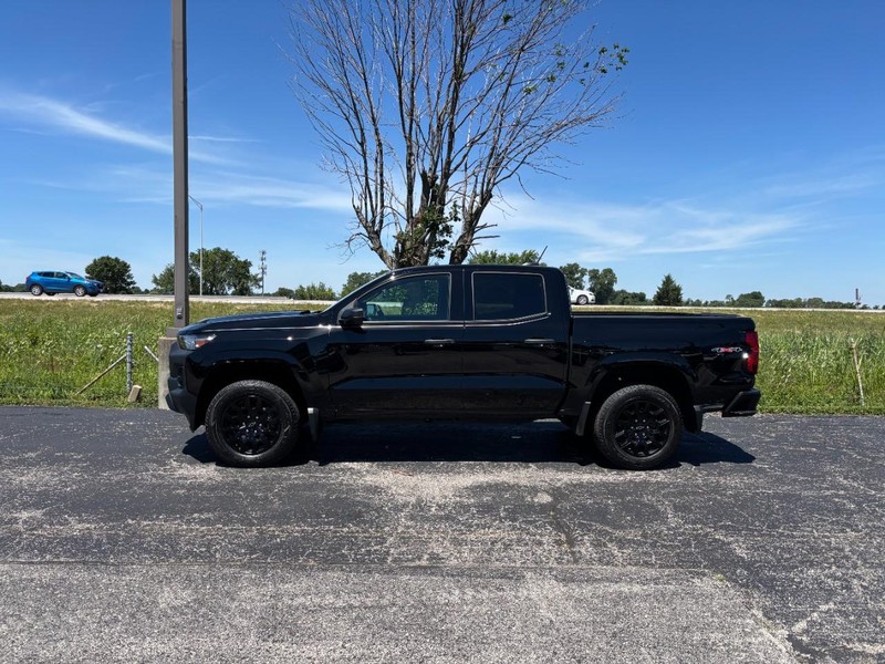 Chevrolet Colorado Vehicle Full-screen Gallery Image 2