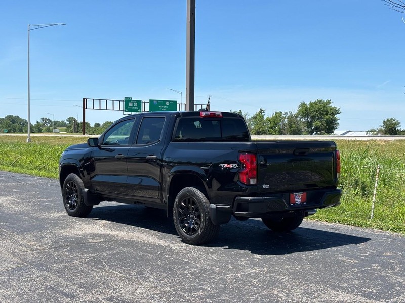 Chevrolet Colorado Vehicle Full-screen Gallery Image 3