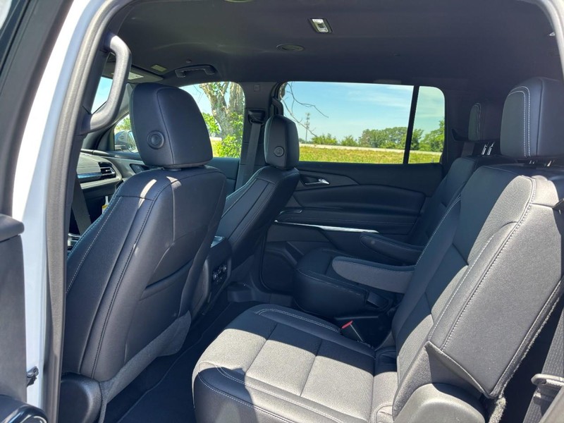 Chevrolet Traverse Vehicle Full-screen Gallery Image 6