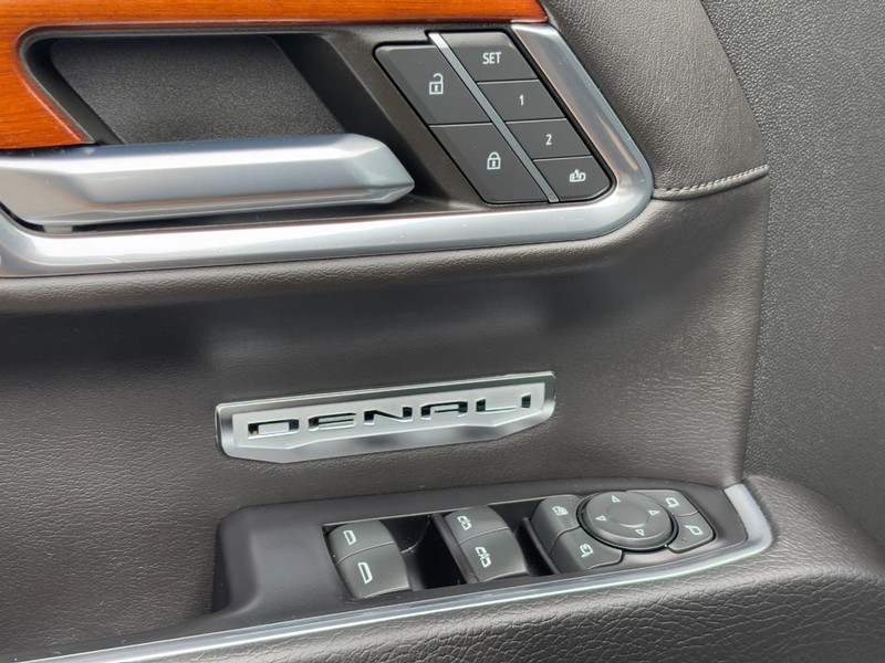 GMC Sierra 1500 Vehicle Full-screen Gallery Image 17