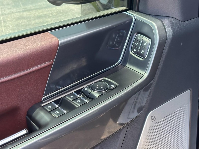 Ford F-150 Vehicle Full-screen Gallery Image 16