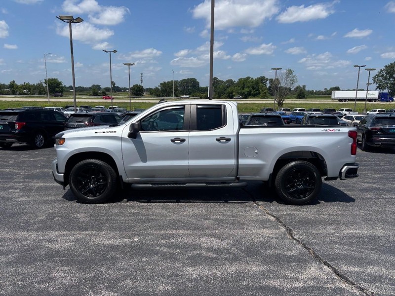 Chevrolet Silverado 1500 LTD Vehicle Full-screen Gallery Image 2