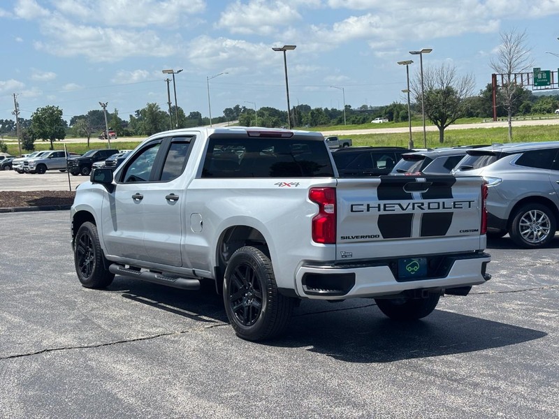 Chevrolet Silverado 1500 LTD Vehicle Full-screen Gallery Image 3