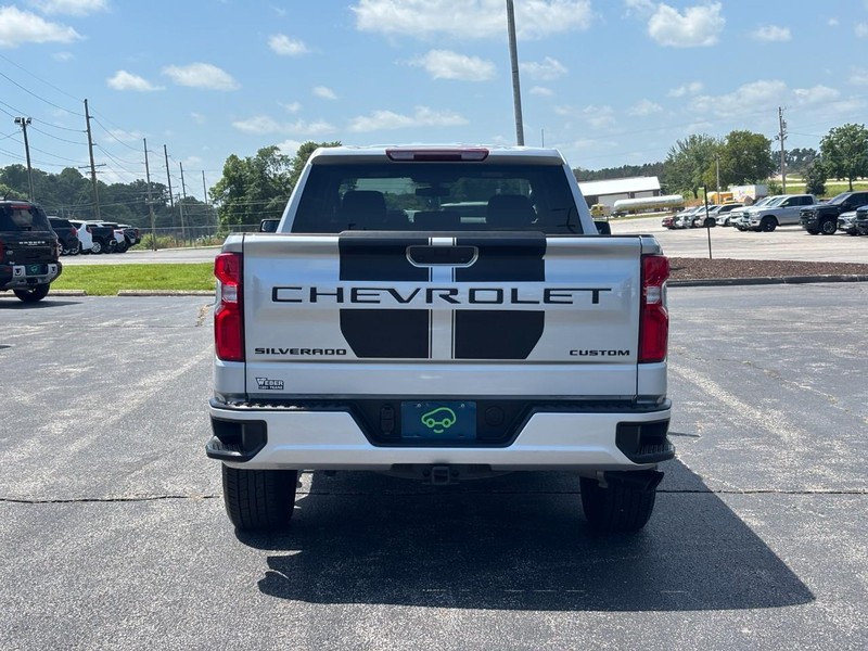 Chevrolet Silverado 1500 LTD Vehicle Full-screen Gallery Image 4