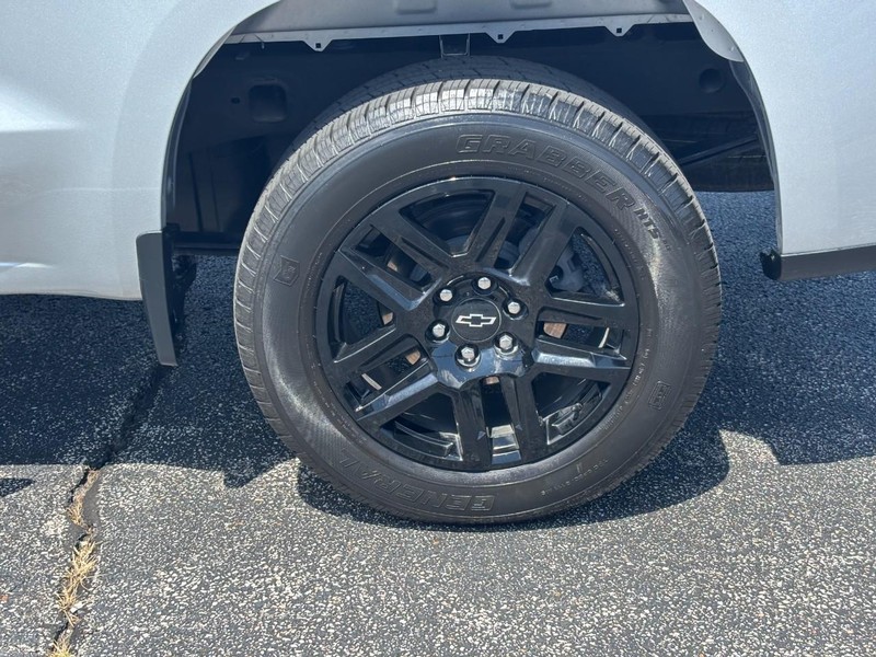 Chevrolet Silverado 1500 LTD Vehicle Full-screen Gallery Image 9
