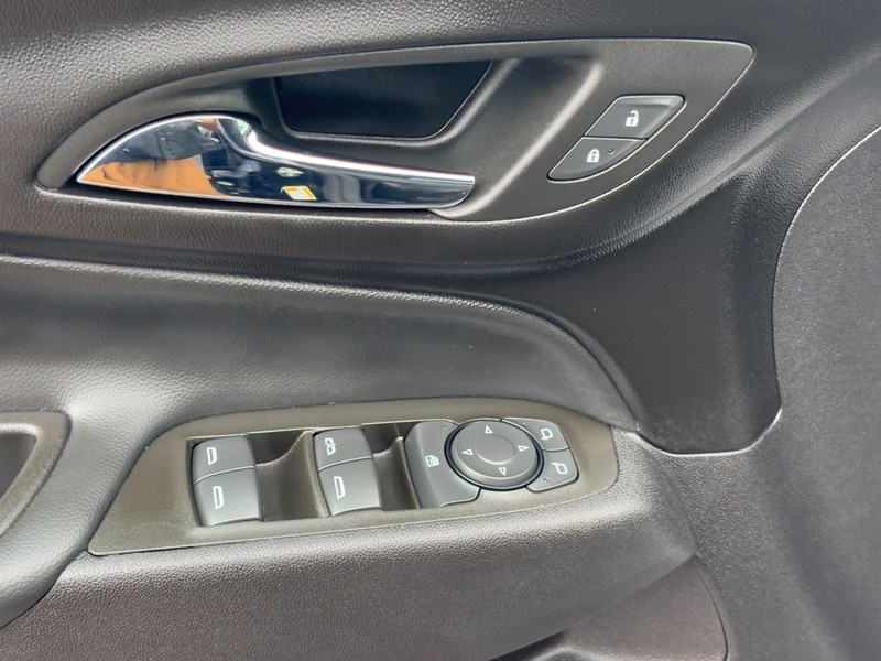 Chevrolet Equinox Vehicle Full-screen Gallery Image 16