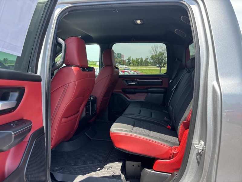 Ram 1500 Vehicle Full-screen Gallery Image 10
