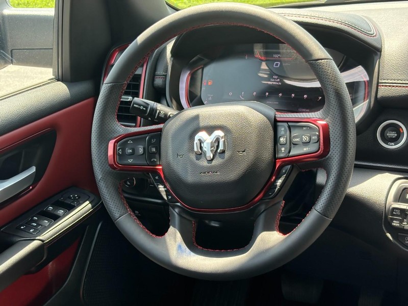 Ram 1500 Vehicle Full-screen Gallery Image 12