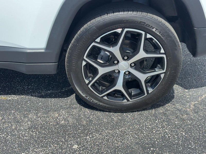 Jeep Compass Vehicle Full-screen Gallery Image 9