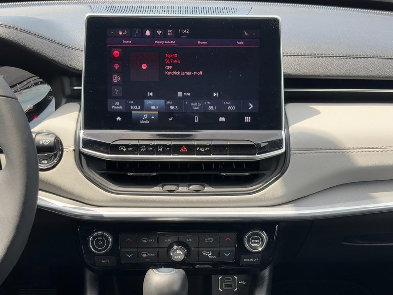 Jeep Compass Vehicle Full-screen Gallery Image 13