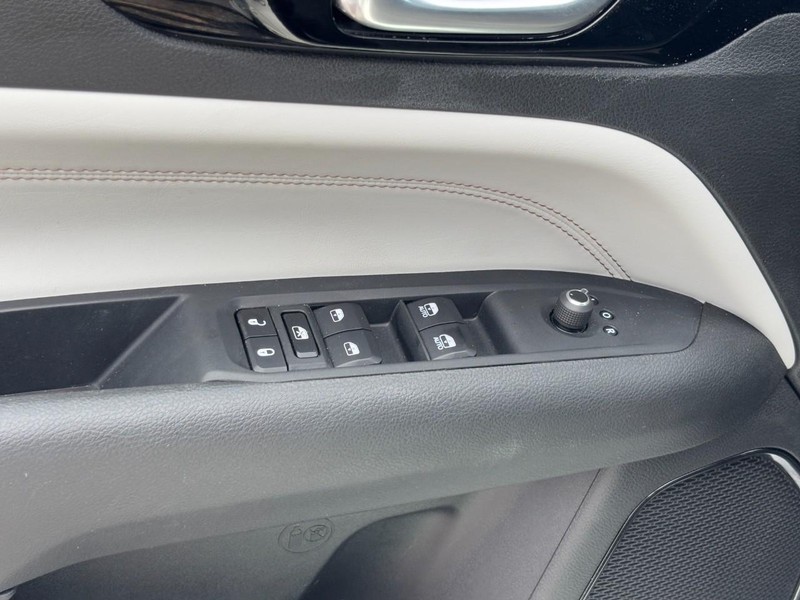 Jeep Compass Vehicle Full-screen Gallery Image 16