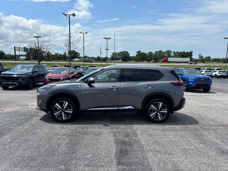 Nissan Rogue Vehicle Full-screen Gallery Image 2