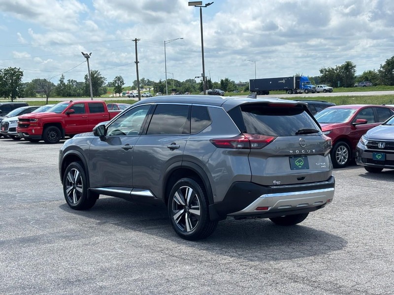 Nissan Rogue Vehicle Full-screen Gallery Image 3