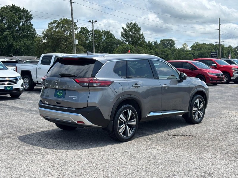 Nissan Rogue Vehicle Full-screen Gallery Image 5
