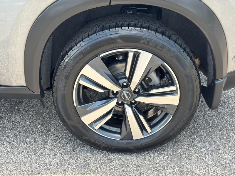 Nissan Rogue Vehicle Full-screen Gallery Image 9
