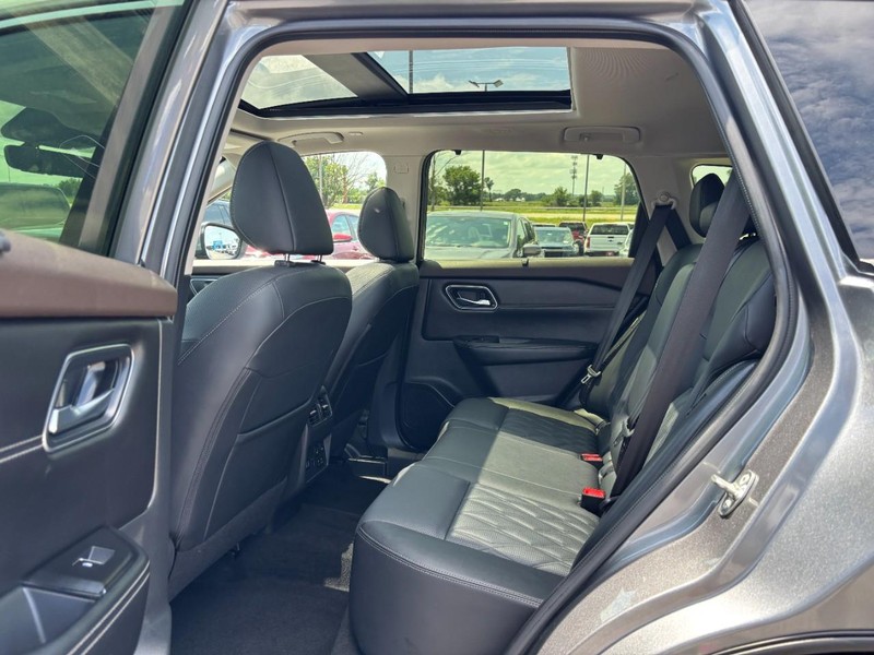 Nissan Rogue Vehicle Full-screen Gallery Image 10