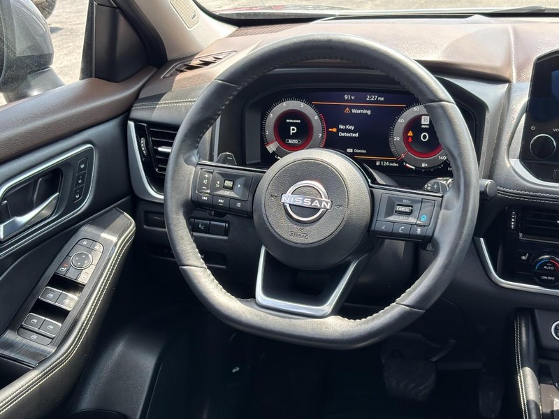 Nissan Rogue Vehicle Full-screen Gallery Image 12