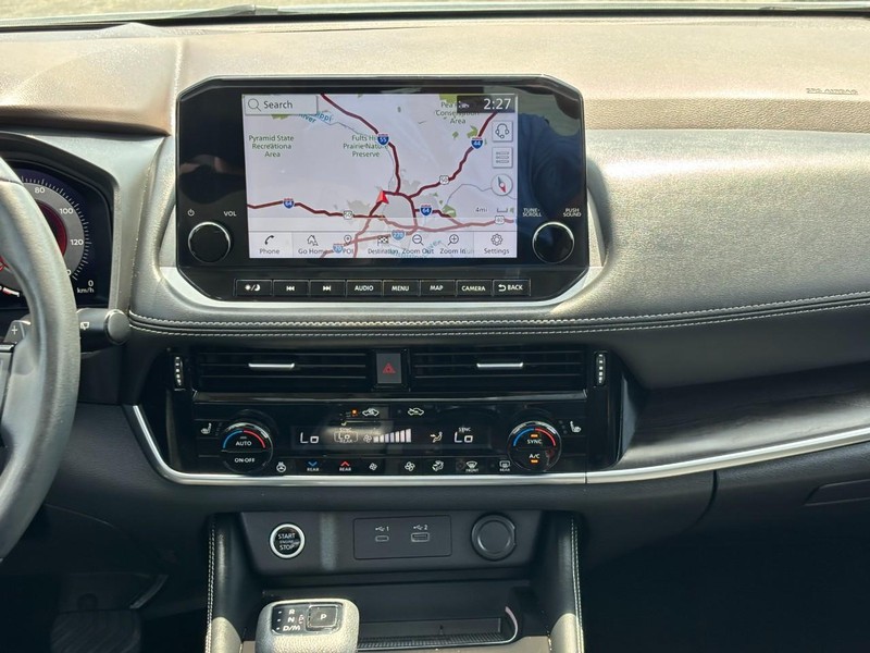 Nissan Rogue Vehicle Full-screen Gallery Image 13
