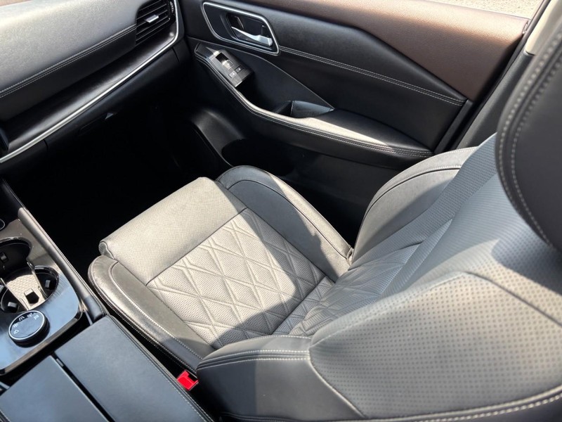 Nissan Rogue Vehicle Full-screen Gallery Image 14