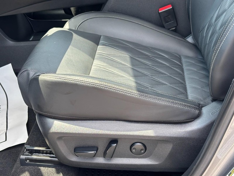 Nissan Rogue Vehicle Full-screen Gallery Image 15
