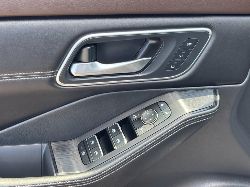 Nissan Rogue Vehicle Full-screen Gallery Image 16