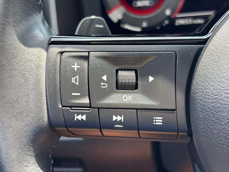 Nissan Rogue Vehicle Full-screen Gallery Image 17