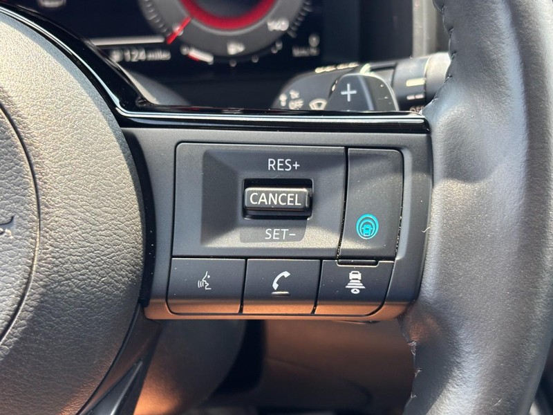 Nissan Rogue Vehicle Full-screen Gallery Image 18