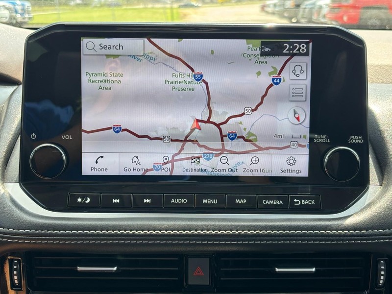 Nissan Rogue Vehicle Full-screen Gallery Image 20