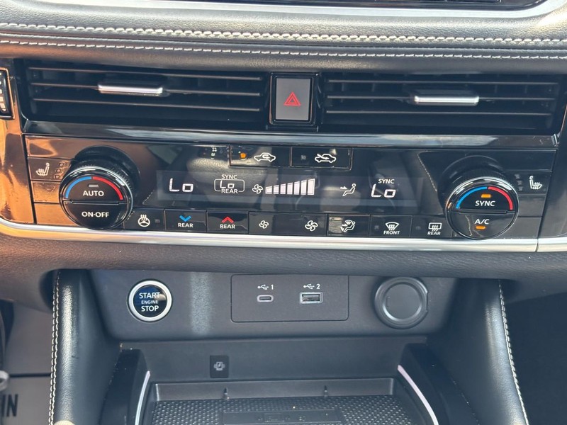 Nissan Rogue Vehicle Full-screen Gallery Image 22