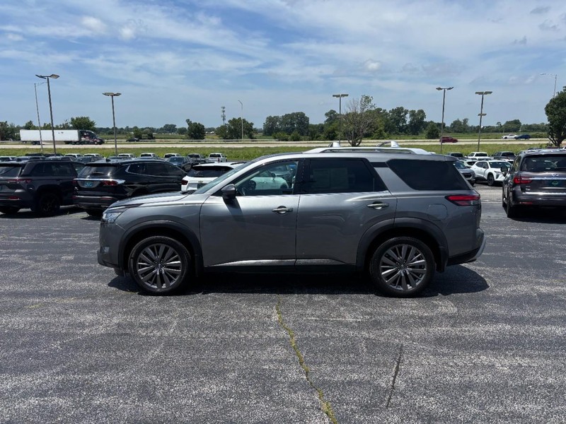 Nissan Pathfinder Vehicle Full-screen Gallery Image 2