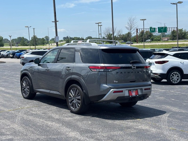 Nissan Pathfinder Vehicle Full-screen Gallery Image 3
