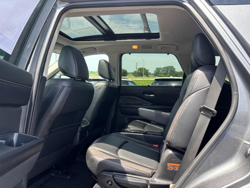 Nissan Pathfinder Vehicle Full-screen Gallery Image 11