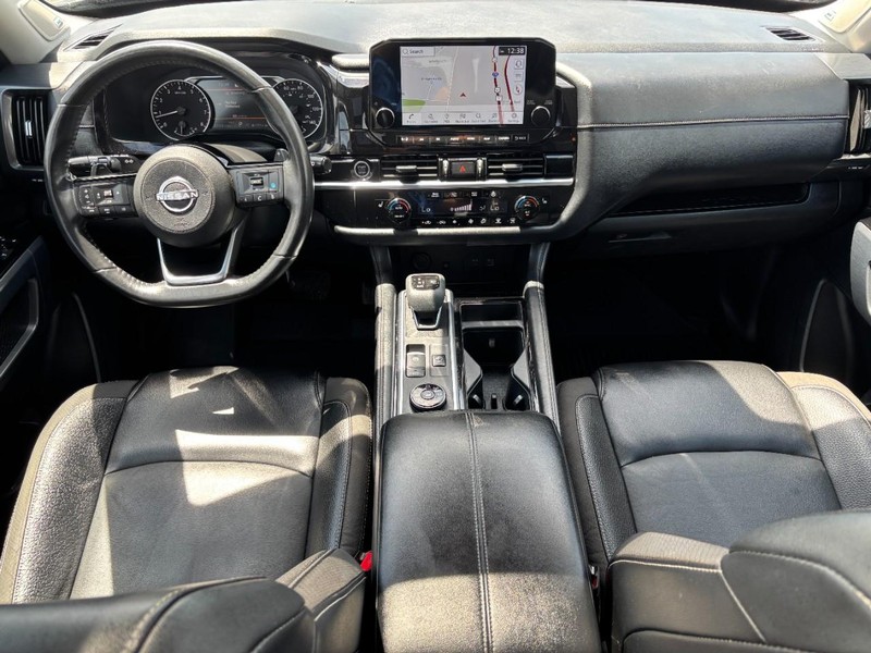 Nissan Pathfinder Vehicle Full-screen Gallery Image 12