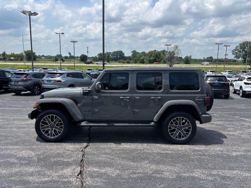 Jeep Wrangler 4xe Vehicle Full-screen Gallery Image 2